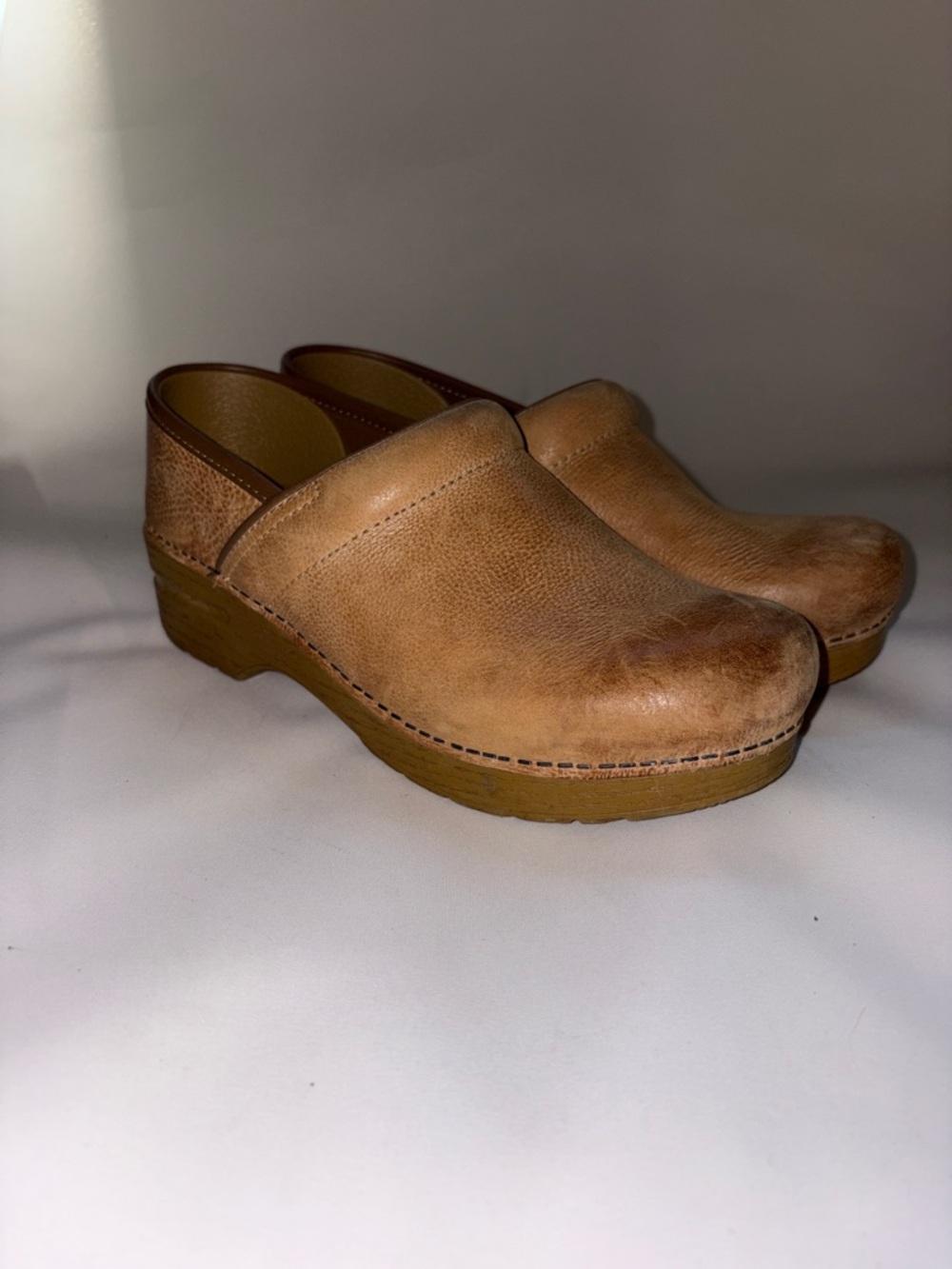 Dansko Professional Honey Distressed Heritage Clog Slip-Ons size 39 - Picture 2 of 8